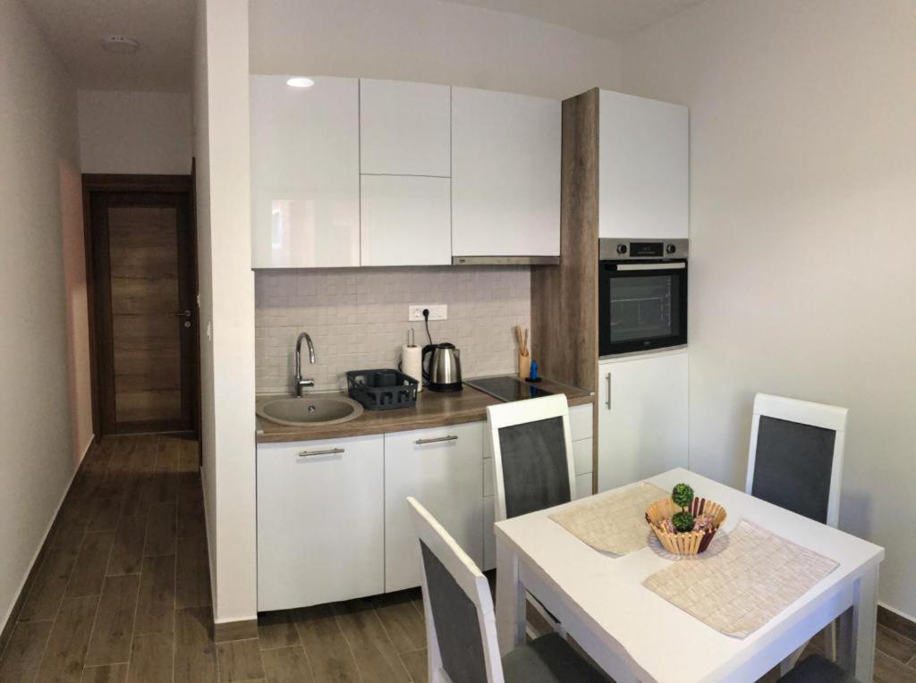 Apartmani Cupara Tivat Bagian luar foto